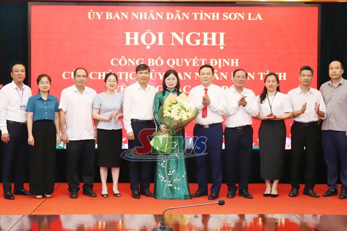 Tập thể lãnh đạo, công chức Sở Khoa học và Công nghệ tặng hoa chúc mừng đồng chí Hà Thị Ngọc Yến.