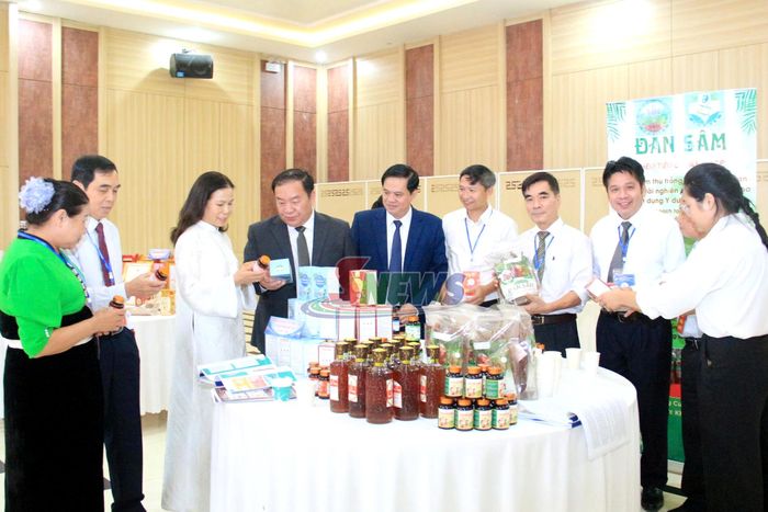 Các đại biểu tham quan gian hàng tại đại hội.