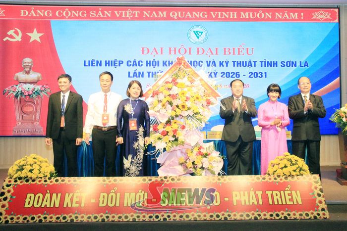 Đồng chí Chá A Của tặng hoa chúc mừng đại hội.