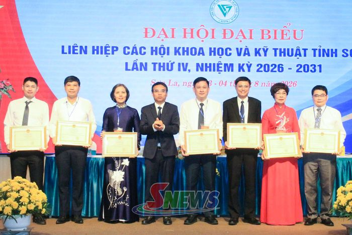 Đồng chí Nguyễn Minh Tiến, Phó Chủ tịch UBND tỉnh chuyển trao Bằng khen của UBND tỉnh cho các cá nhân và tập thể.