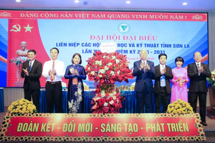 Lãnh đạo Liên hiệp các Hội Khoa học và Kỹ thuật Việt Nam tặng hoa chúc mừng đại hội.