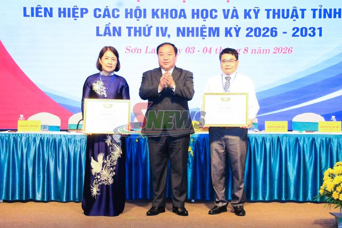 Đồng chí Chá A Của trao Bằng khen của Ủy ban MTTQ Việt Nam tỉnh cho tập thể và cá nhân.