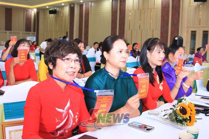 Biểu quyết thông qua nghị quyết đại hội.