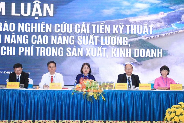 Đoàn Chủ tịch đại hội.