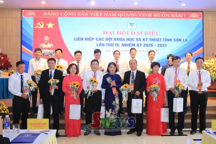 Tặng quà cho các đồng chí thôi tham gia Ban Chấp hành Liên hiệp Hội khóa mới.