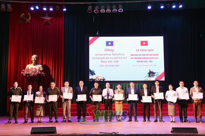 Trường Cao đẳng Sơn La trao giấy khen cho 30 học viên Lào có thành tích xuất sắc trong học tập.