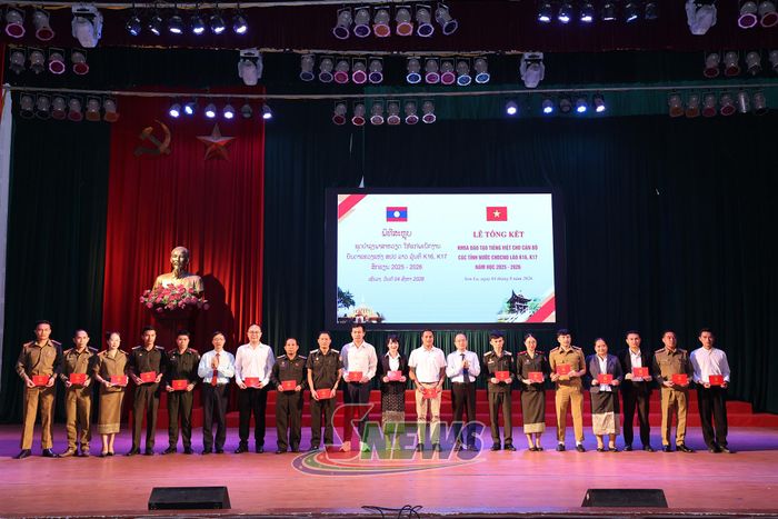 Lãnh đạo Trường Cao đẳng Sơn La trao chứng chỉ tiếng Việt cho học viên Lào.