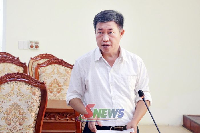 Lãnh đạo Trung tâm Kiểm soát bệnh tật tỉnh công bố kết quả giám sát chất lượng nước.