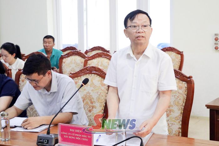 Đại diện Công ty CP Đầu tư xây dựng Mộc Châu báo cáo tại hội nghị.