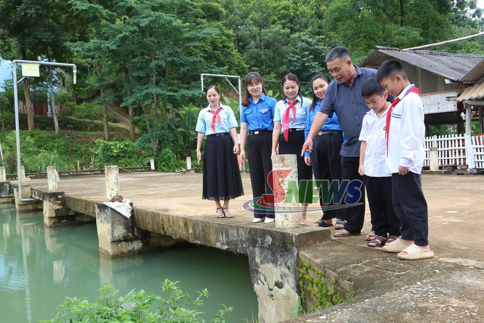 Em Tòng Văn Khắc Huy và em Lường Hải Nam kể lại hành động kịp thời cứu em nhỏ gặp nạn tại hồ Nong Hoi.