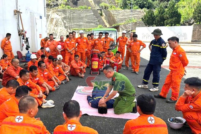 Cán bộ Phòng Cảnh sát PCCC&amp;CNCH hướng dẫn kỹ năng sơ cấp cứu cho các học viên.