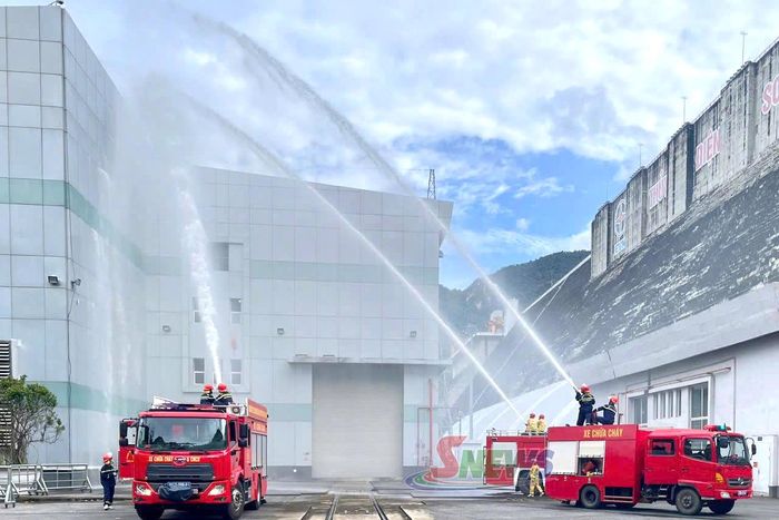 Thực hành diễn tập tình huống giả định cháy tại khu vực nhà điều khiển trung tâm.