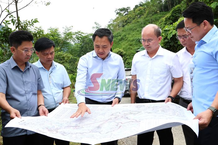Đồng chí Chủ tịch UBND tỉnh cho ý kiến vào vị trí dự kiến xây dựng khu tái định cư thực hiện Dự án Thủy điện tích năng Đông Phù Yên.