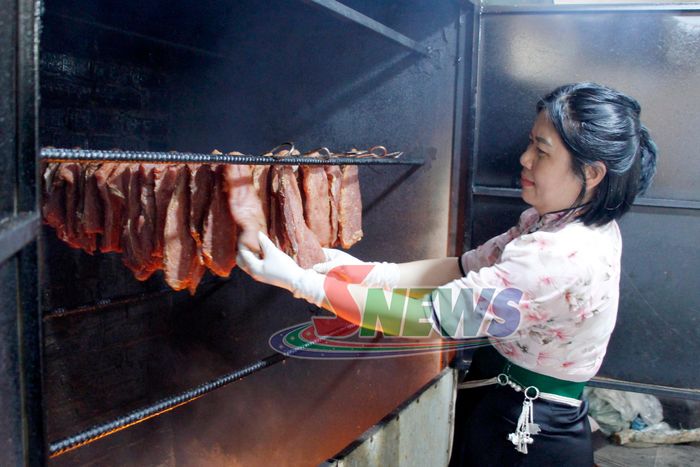 HTX Kim Tiền Phát chế biến sản phẩm thịt lợn gác bếp.