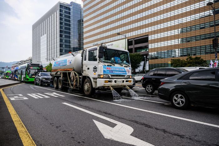 Xe phun nước làm mát mặt đường thường xuyên hoạt động. Ảnh: Trang thông tin thành phố Seoul.