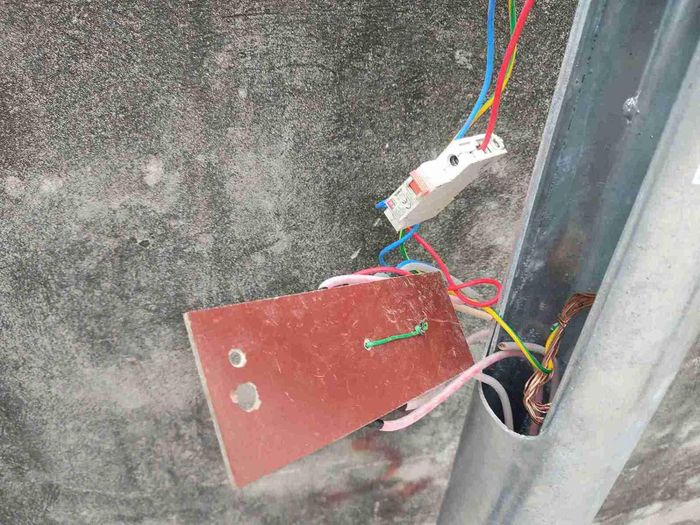 Hiện trường khu vực hệ thống đèn chiếu sáng công cộng bị cắt trộm dây cáp điện. Ảnh: Công an tỉnh Hưng Yên