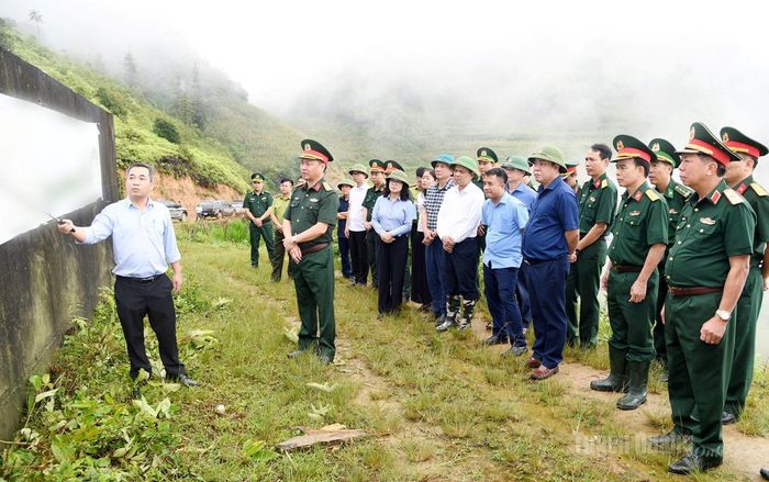 Đoàn công tác nghe đại diện Ban Quản lý dự án Quân khu 2 giới thiệu phương án triển khai Dự án Đường tuần tra biên giới tại thực địa.