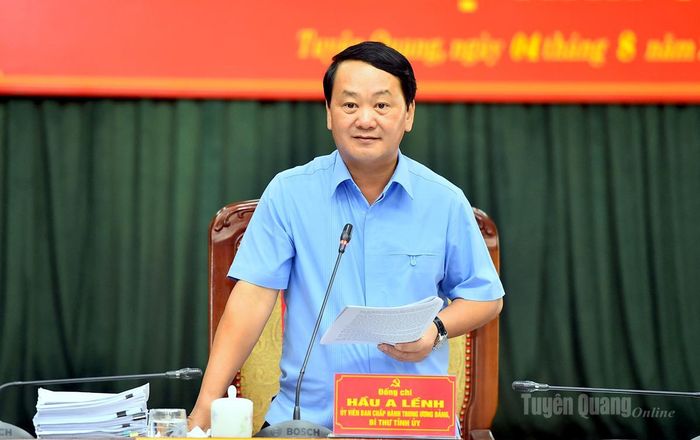 Đồng chí Bí thư Tỉnh ủy Hầu A Lềnh phát biểu kết luận hội nghị.