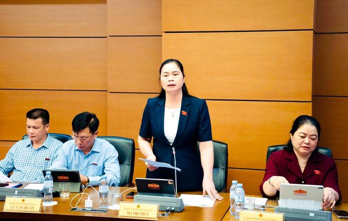 Đồng chí Ma Thị Thúy tham gia ý kiến thảo luận.