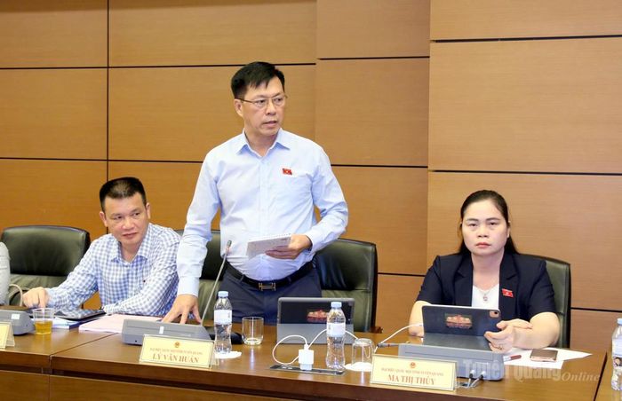 Đại biểu Lý Văn Huấn phát biểu thảo luận.