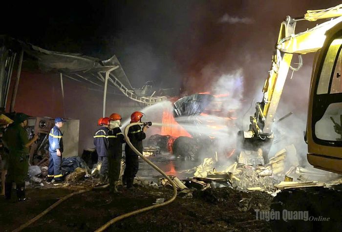 Cán bộ Đội chữa cháy và CNCH khu vực Bắc Quang phối hợp dập lửa, bảo vệ tài sản người dân tại bãi tập kết ván bóc trên địa bàn thôn Luông, xã Bằng Hành.