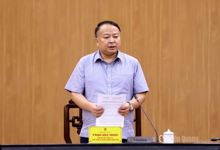 Chủ tịch UBND tỉnh Phan Huy Ngọc phát biểu kết luận cuộc họp.
