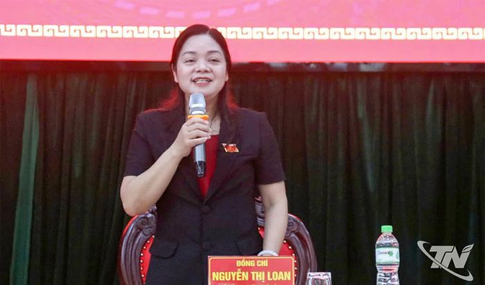 Đồng chí Nguyễn Thị Loan, Ủy viên Ban Thường vụ Tỉnh ủy, Phó Chủ tịch UBND tỉnh trả lời ý kiến kiến nghị của cử tri xã Kha Sơn.