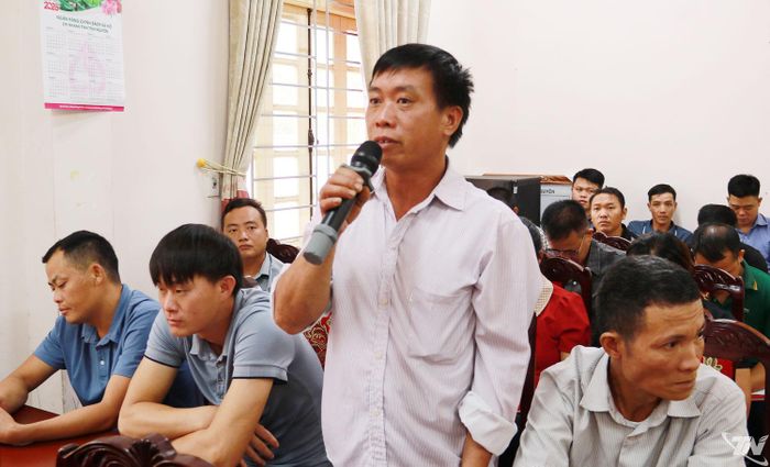 Cử tri xã Cao Minh phát biểu ý kiến tại buổi tiếp xúc.