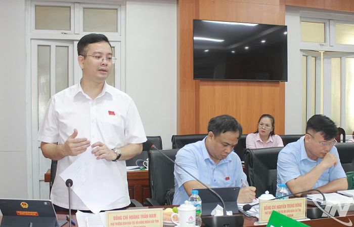 Thành viên đoàn giám sát phát biểu tại buổi làm việc.