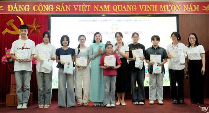 Ban Tổ chức trao giấy chứng nhận cho các học sinh tham gia Trại sáng tác.