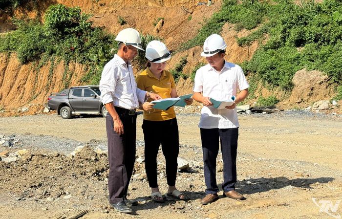 Lãnh đạo xã Thanh Thịnh kiểm tra công tác bảo đảm an toàn tại khu vực mỏ đá Nà Quang.
