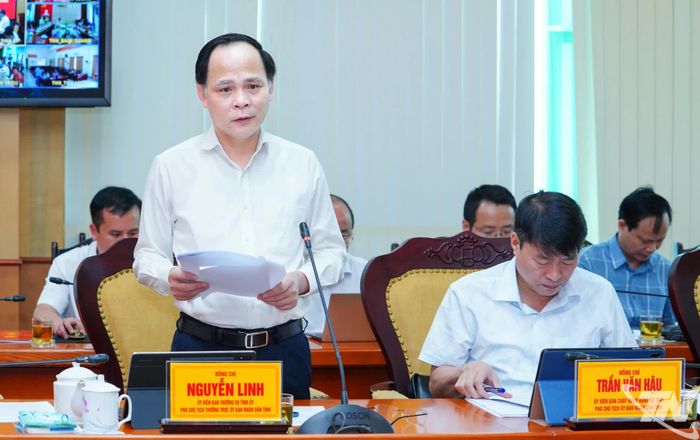  Đồng chí Phó Chủ tịch Thường trực UBND tỉnh Nguyễn Linh phát biểu ý kiến. 