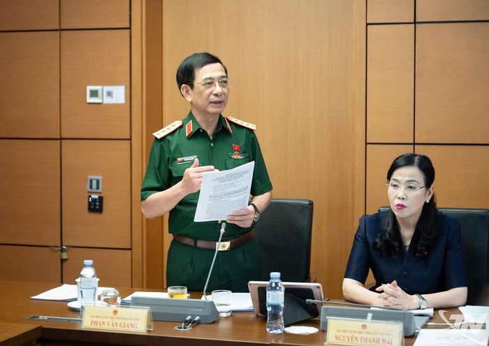 Đại tướng Phan Văn Giang, Phó Thủ tướng Chính phủ, Bộ trưởng Bộ Quốc phòng trao đổi tại phiên thảo luận tổ.