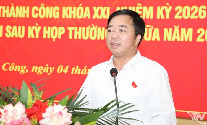 Đồng chí Bùi Văn Lương, Phó Bí thư Tỉnh ủy, Chủ tịch HĐND tỉnh tiếp thu, trả lời ý kiến cử tri.