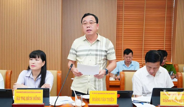 Đại biểu thảo luận.