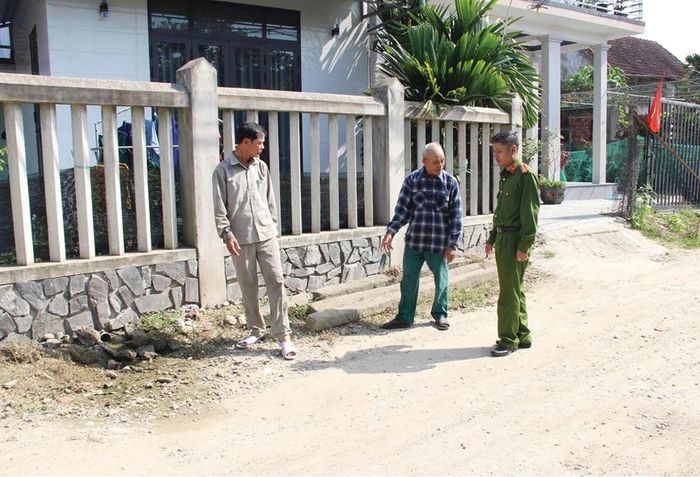 Người dân Hương An hiến đất mở rộng đường.