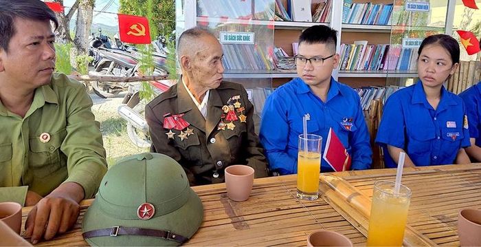  Cựu chiến binh Nguyễn Lô kể lại những trận đánh thời trai trẻ của mình.