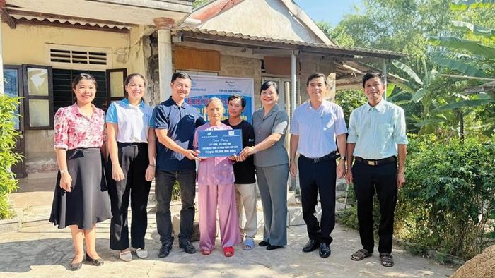 Hội LHPN thành phố phối hợp với Tổ chức Trẻ em Rồng Xanh khởi công sửa chữa “Mái ấm tình thương” cho bà Trần Thị Thêm ở phường Kim Trà.
