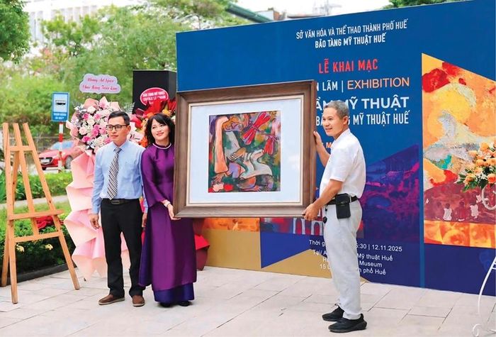 Nhà sưu tập Nguyễn Hữu Hoàng (bên phải) trao tặng tác phẩm “Không tên” của họa sĩ Phạm Lực cho Bảo tàng Mỹ thuật Huế. Ảnh: Bảo tàng Mỹ thuật Huế