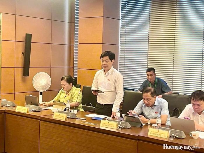  Đại biểu Nguyễn Hải Nam (Đoàn ĐBQH TP. Huế) thống nhất với sự cần thiết sửa đổi Luật Dầu khí. Ảnh: Đoàn ĐBQH thành phố cung cấp.