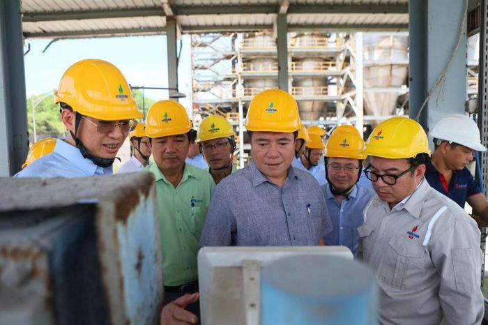 Thứ trưởng Bộ Công Thương Nguyễn Sinh Nhật Tân kiểm tra quy trình xuất bán E100 bằng đường bộ - Ảnh: Chính Linh