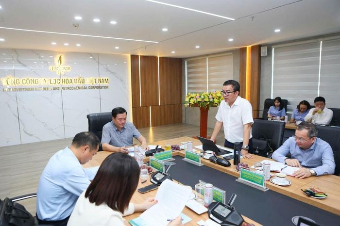 Tổng Giám đốc BSR Nguyễn Việt Thắng báo cáo với đoàn công tác - Ảnh: Chính Linh