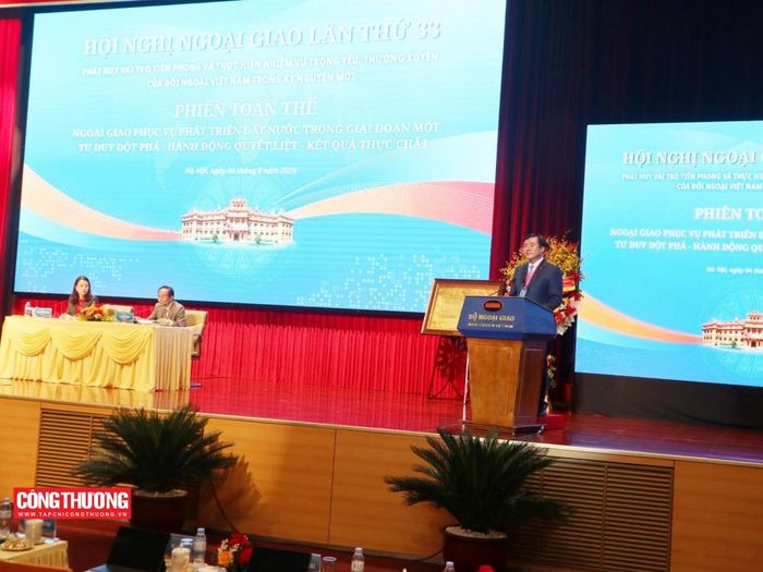 Thứ trưởng Nguyễn Sinh Nhật Tân nêu rõ, trong bối cảnh mới hiện nay, yêu cầu đặt ra không chỉ là mở rộng thị trường hay thúc đẩy hội nhập, mà quan trọng hơn là chuyển hóa các thành quả của đối ngoại và hội nhập thành năng lực cạnh tranh thực chất của doanh nghiệp Việt Nam.