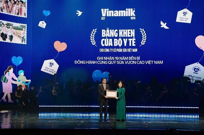 Ông Nguyễn Hạnh Phúc - Chủ tịch Hội đồng Quản trị Vinamilk - đón nhận Bằng khen của Bộ Y tế từ Bộ trưởng Đào Hồng Lan tại chương trình nghệ thuật đặc biệt "50 năm - Phụng sự khát vọng Việt" (Ảnh: Minh Anh).