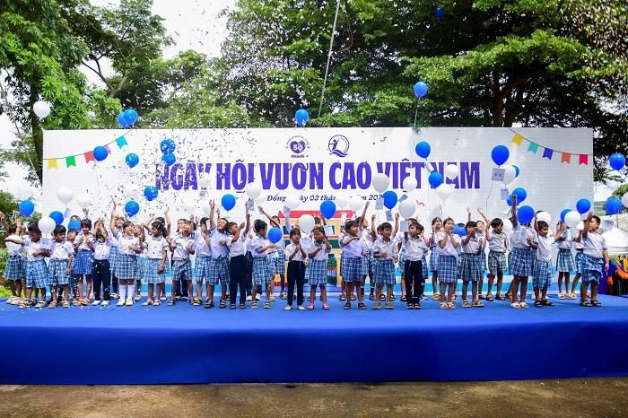 Những trái bóng bay mang theo ước mơ của các em nhỏ cùng bay cao, như lời gửi gắm về một tương lai đầy hy vọng và khát vọng vươn xa (Ảnh: Hải An).