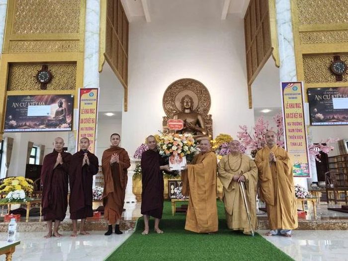 Thượng tọa Thích Tâm Chính tặng hoa chúc mừng của Ban Trị sự GHPGVN tỉnh Thanh Hóa đến hạ trường thiền viện Tịnh Lạc