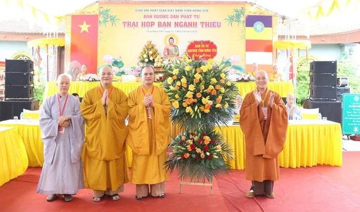 Ban Trị sự GHPGVN tỉnh Hưng Yên tặng hoa chúc mừng