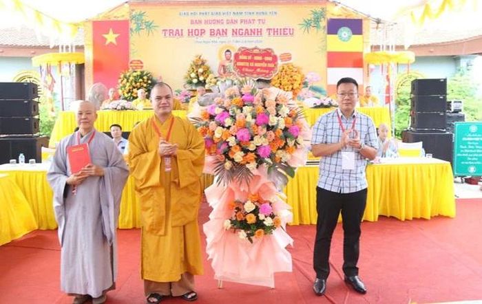 Lãnh đạo chính quyền xã Nguyễn Trãi chúc mừng