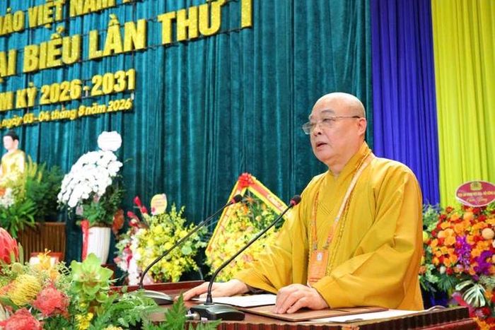 Trưởng lão Hòa thượng Thích Thanh Nhiễu ban đạo từ