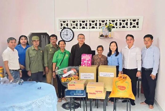 Đại đức Thích Kiến Tâm, trụ trì chùa Giác Tâm trao căn nhà Đại đoàn kết đến người dân
